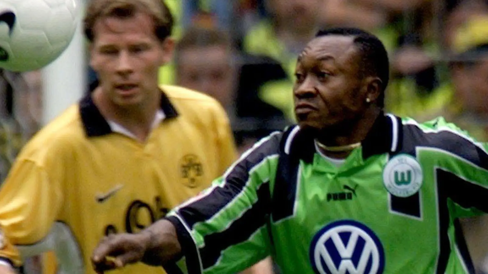 Rückblick ins Jahr 1999: Der damalige Wolfsburger Jean-Kasongo Banza (r)  kommt vor dem Dortmunder Stefan Reuter an den Ball. (Foto: Franz-Peter Tschauner/dpa/Archivbild)