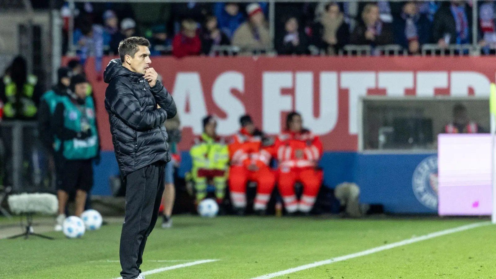 Muss sich Gedanken über die Leistung seiner Mannschaft machen: Holstein Kiels Trainer Marcel Rapp.   (Foto: Axel Heimken/dpa)