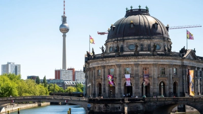 Die Museumsinsel ist Anlaufpunkt für alle Kulturfans - wer hoch hinaus will, fährt indes auf den Fernsehturm am Alexanderplatz. (Foto: Christophe Gateau/dpa)