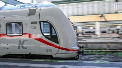 Die Störung im Bahnverkehr konnte gegen 0.30 Uhr behoben werden. Seither rollen die Züge wieder. (Foto: Jason Tschepljakow/dpa)