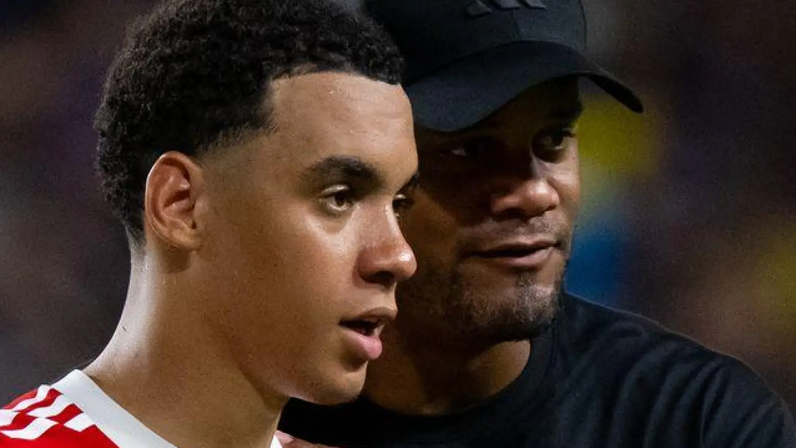 Bemüht um Normalität vor dem Comeback: Jamal Musiala und Trainer Vincent Kompany. (Archivbild)  (Foto: Sven Hoppe/dpa)