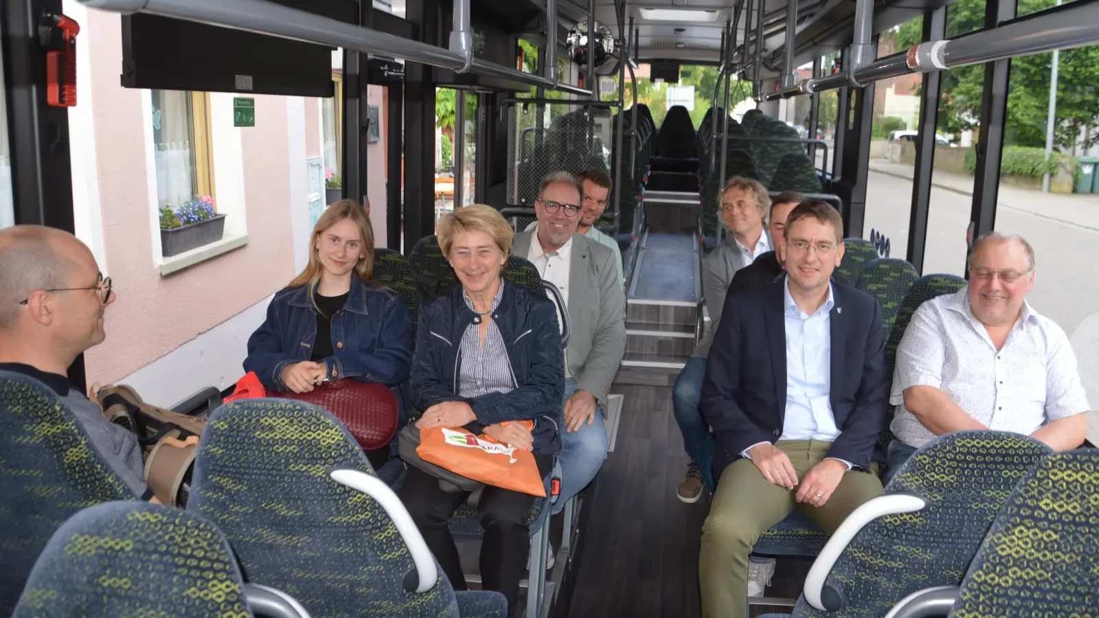 Die Delegation um Landrat Dr. Jürgen Ludwig (2.v.re., sitzend) nutzte den Hesselberg-Limes-Express für die Fahrt auf den Hesselberg. (Foto: Peter Tippl)