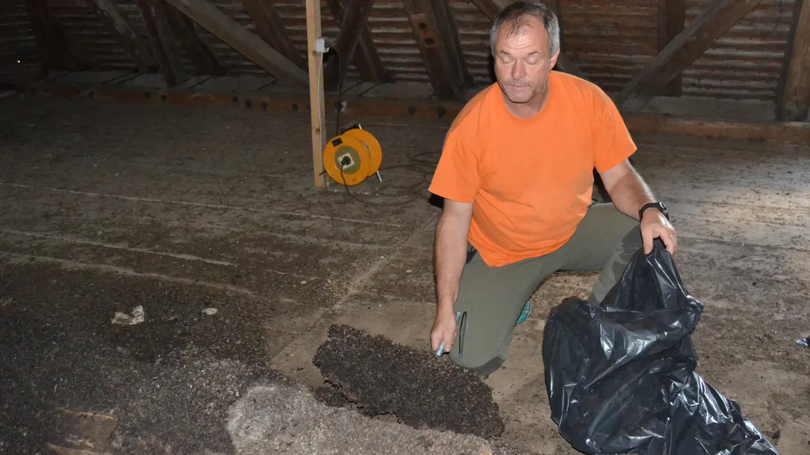 Den Fledermauskot will Markus Bachmann später als Dünger verwenden. (Foto: Andrea Walke)