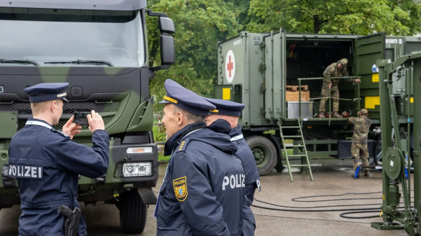 In der Bundesrepublik darf die Bundeswehr nur in bestimmten Fällen im Rahmen einer Amtshilfe eingesetzt werden.  (Foto: Stefan Puchner/dpa)