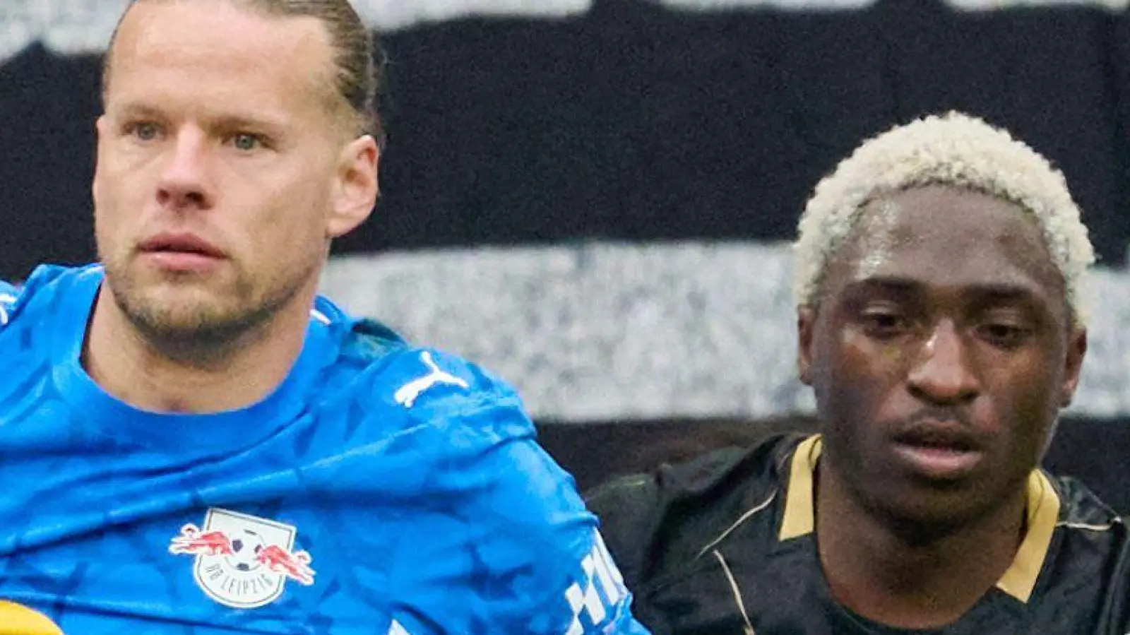 Zwei der auffälligsten Aklteure der ersten Halbzeit: Torwart Orjan Nyland (RB Leipzig, l) und David Mokwa (SV 07 Elversberg). (Foto: Hendrik Schmidt/dpa)