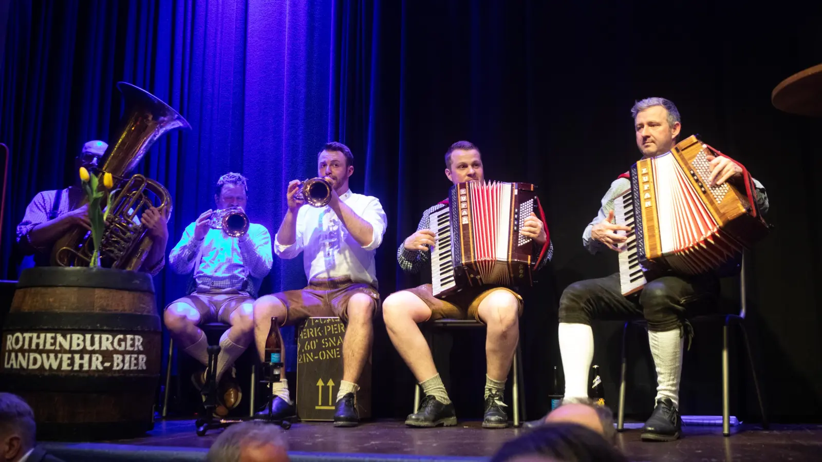 Musikalische Begleitung an dem Abend sind die Nochdgäiger. (Foto: Evi Lemberger)