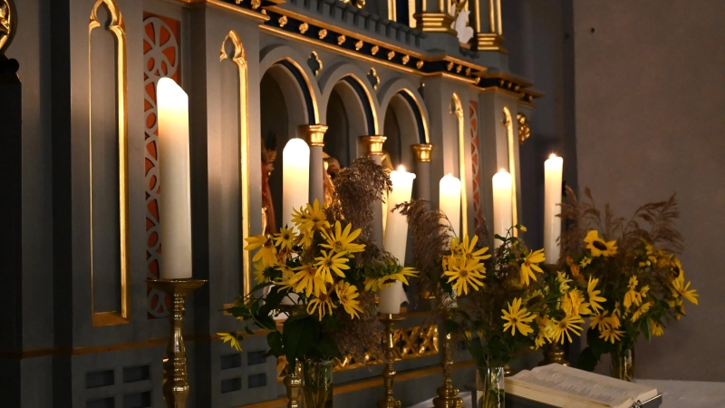 Sechs Kerzen leuchteten am Altar von St. Margaretha beim Gedenken an die sechs Todesopfer der Gasexplosion in Lehrberg.  (Foto: Manfred Blendinger)