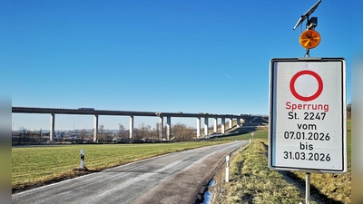Per Infotafel werden die Verkehrsteilnehmenden im Umgriff der Talbrücke über die Sperrung informiert. Dauern soll diese bis Ende März. (Foto: Jürgen Binder)