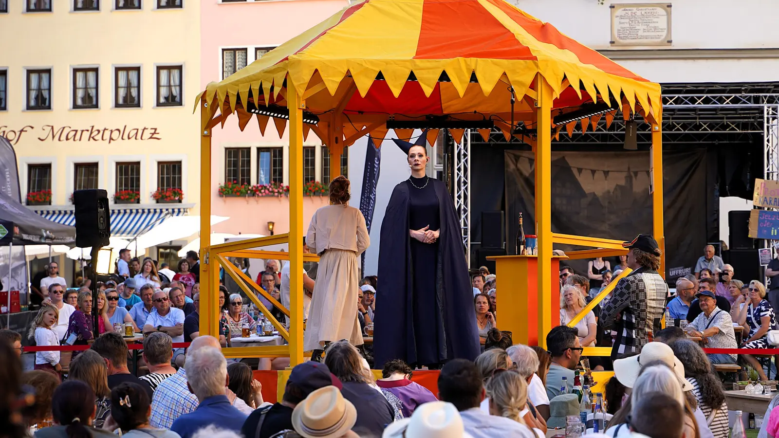 Die Spannungen und den Schrecken des Bauernkriegs, aber auch die Hoffnung und Begeisterung des Widerstands ließen die Schauspielerinnen und Schauspieler auf der Bühne am Marktplatz hautnah miterleben. (Foto: Simone Hedler)