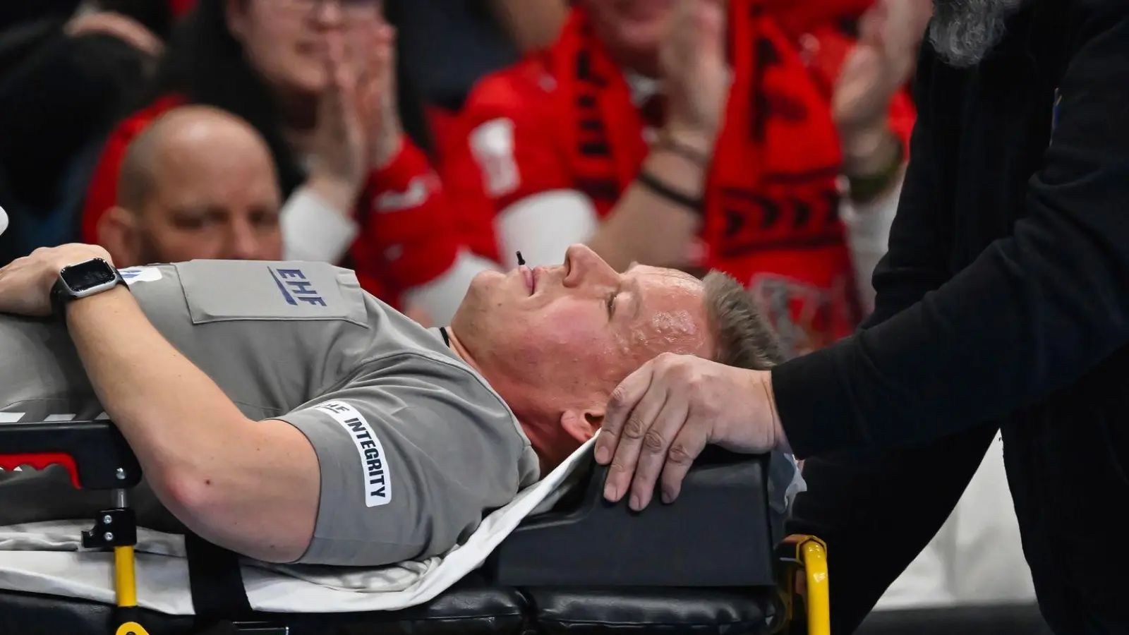 Die Bilder wiederholen sich: Schon Ende Februar konnte Schiedsrichter Jesper Madsen das Spiel nicht beenden. Nun kennt er den Grund.  (Foto: Tamas Vasvari/MTI/AP/dpa)