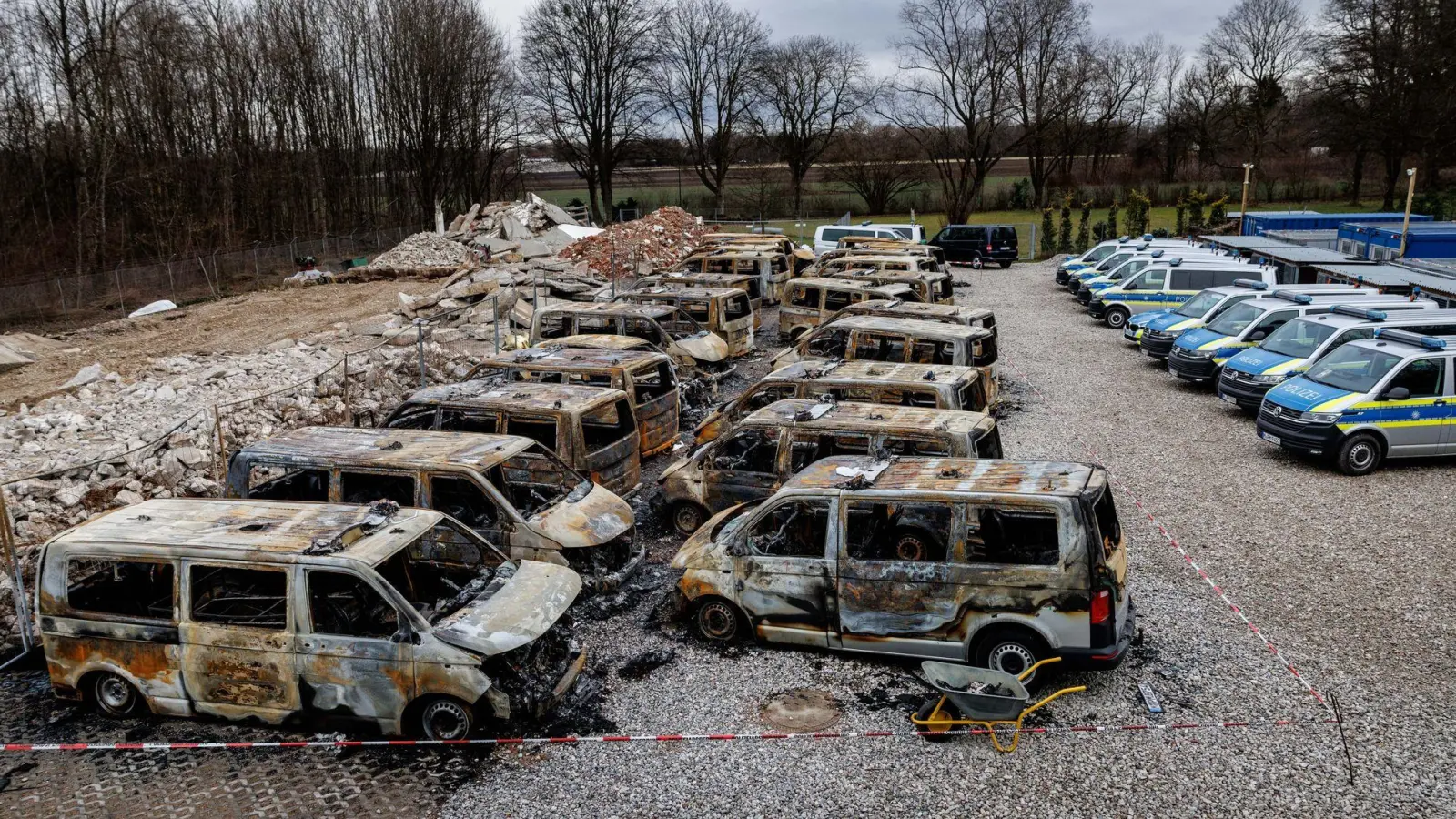 Die Ermittler prüfen auch einen Zusammenhang mit dem Brand von 23 Polizeiautos im Januar. (Archivbild) (Foto: Matthias Balk/dpa)