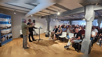 Großer Andrang beim Weißkopf-Tag: Im Flugpioniermuseum begrüßte FFGW-Vorsitzender Hans-Günter Adelhard (links) die Gäste und den Referenten John Brown (Zweiter von links). (Foto: Wolfgang Grebenhof)