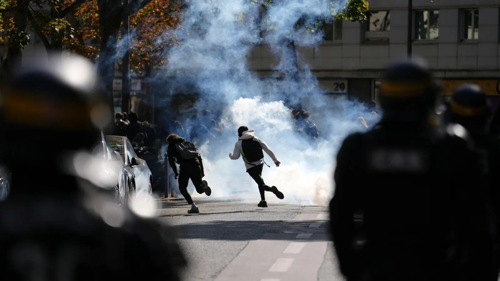 Tausende junge Menschen wurden am Rande der Proteste festgenommen. (Foto: Aurelien Morissard/AP/dpa)