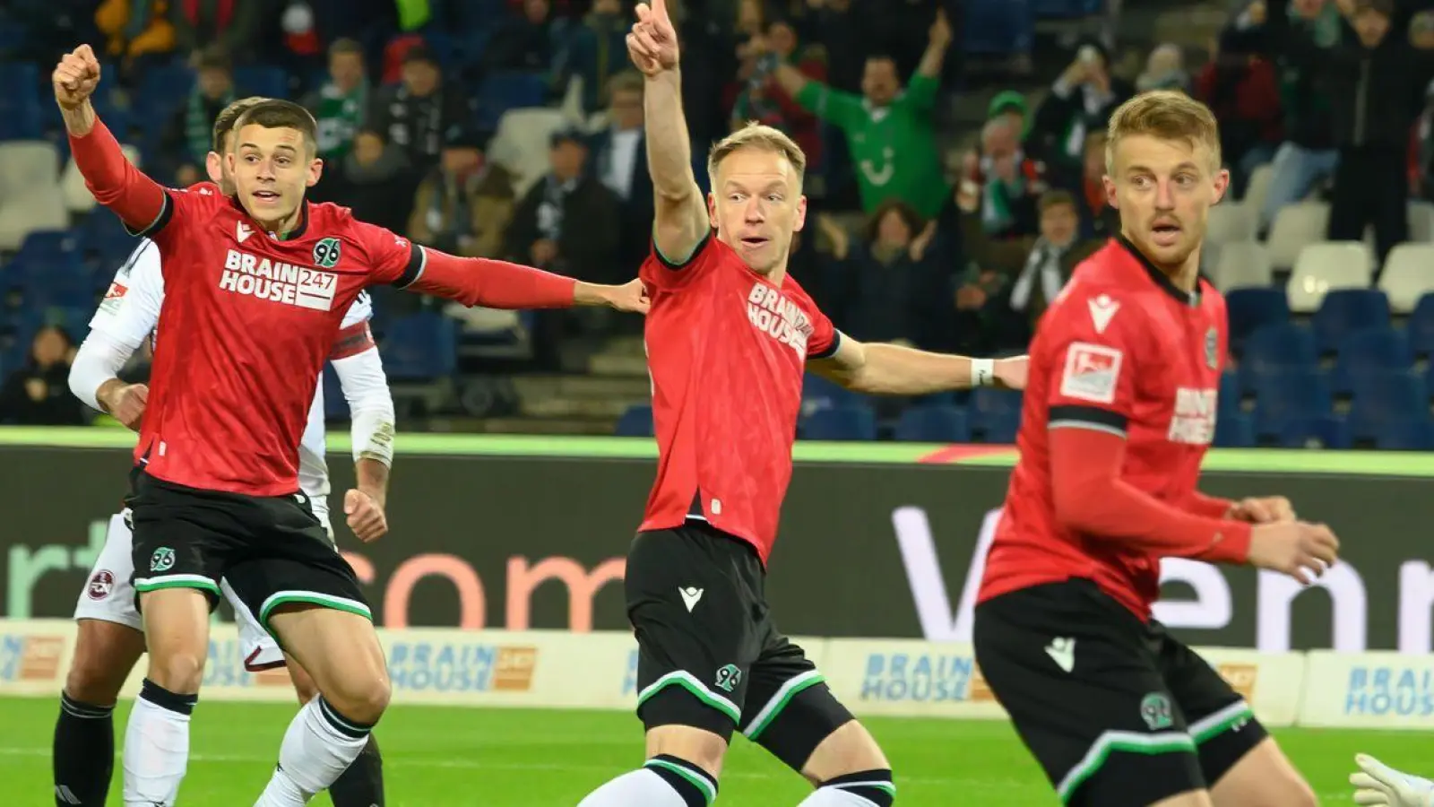 Hannovers Havard Nielsen (M) traf beim Sieg gegen Nürnberg doppelt. (Foto: Swen Pförtner/dpa)