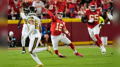 Die Kansas City Chiefs mit Quarterback Patrick Mahomes (Mitte) sind in dieser Saison noch ungeschlagen. (Foto: Charlie Riedel/AP/dpa)