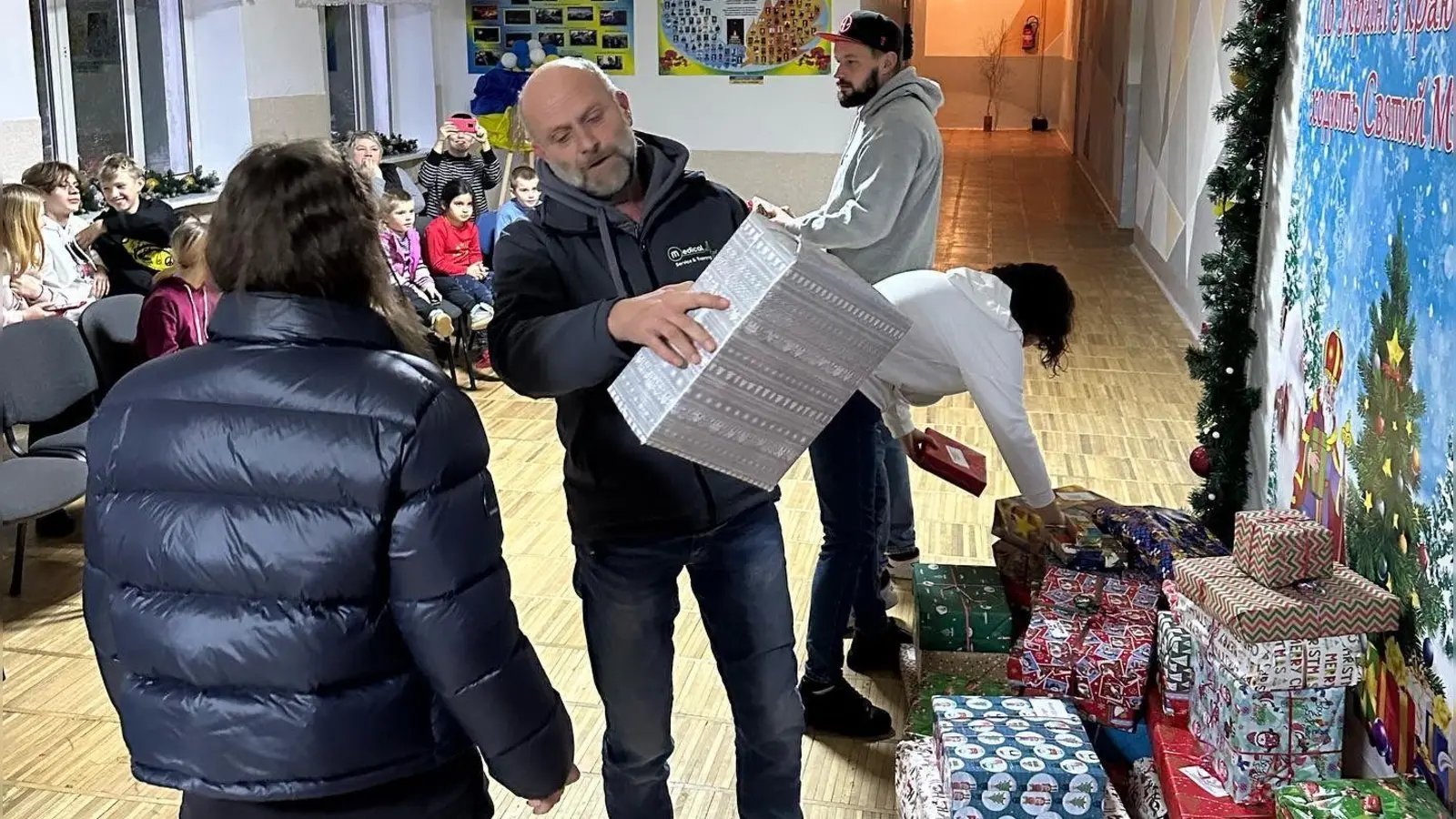 In einem Waisenhaus in der Ukraine verteilten Klaus Löffler (vorne) und Robin Friedrich (hinten rechts) Geschenke an Kinder, die ihre Eltern im Krieg verloren haben. (Foto: Anya Ryabtseva)