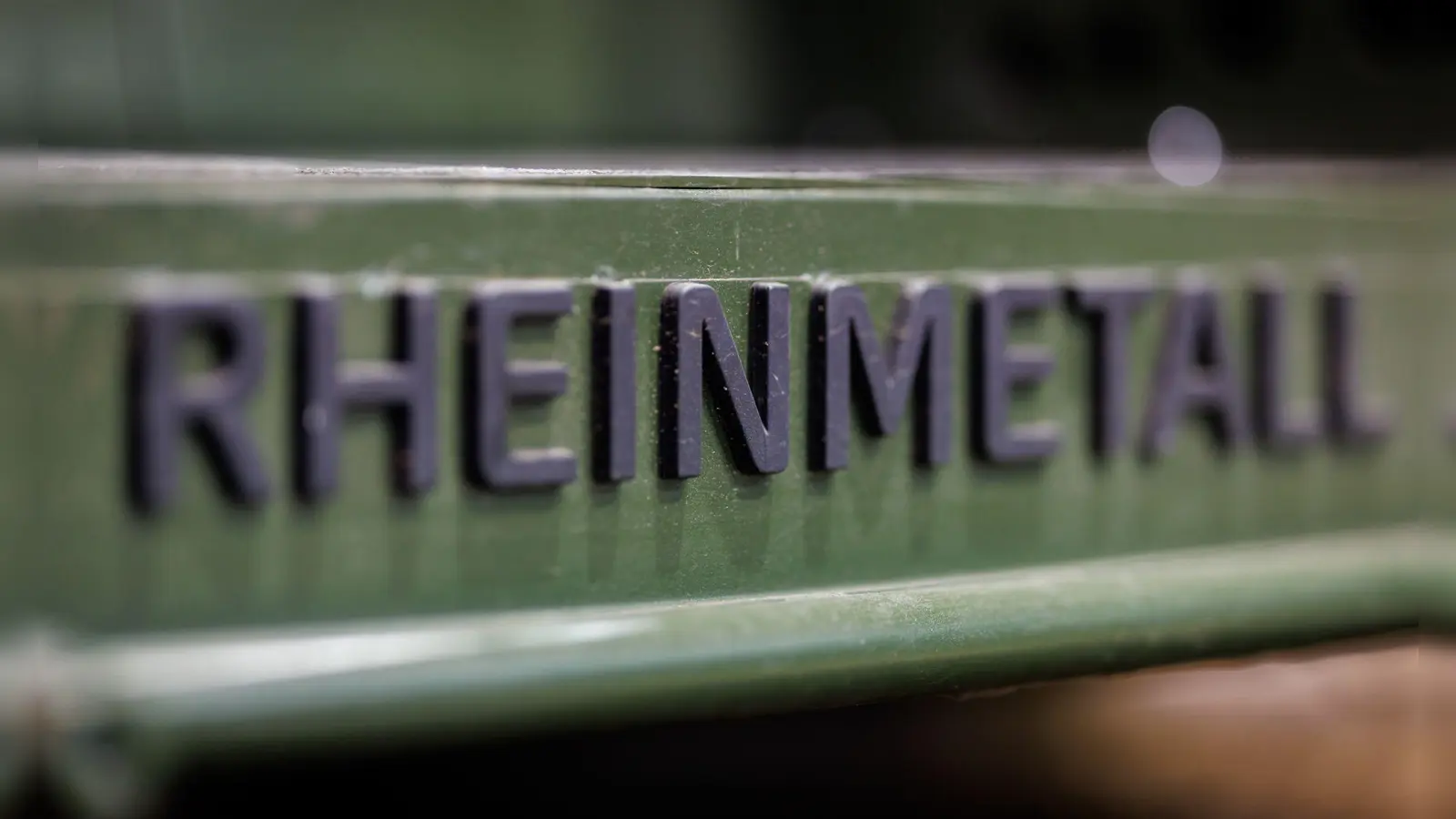 Rheinmetall-Logo auf einem Militärfahrzeug - die Nachfrage nach den Rüstungsgütern des Düsseldorfer Unternehmens ist stark gestiegen. (Foto: Daniel Karmann/dpa)