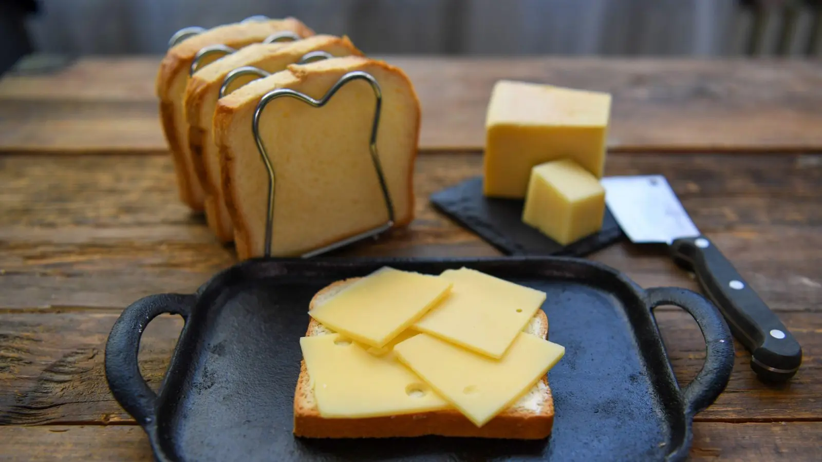 Eine interessante Kombination, die vom Zentralverband des Deutschen Bäckerhandwerks empfohlen wird, ist süßes Brioche-Brot in Verbindung mit jungem, würzigem Bergkäse. (Foto: Laura Ludwig/dpa-tmn/dpa)