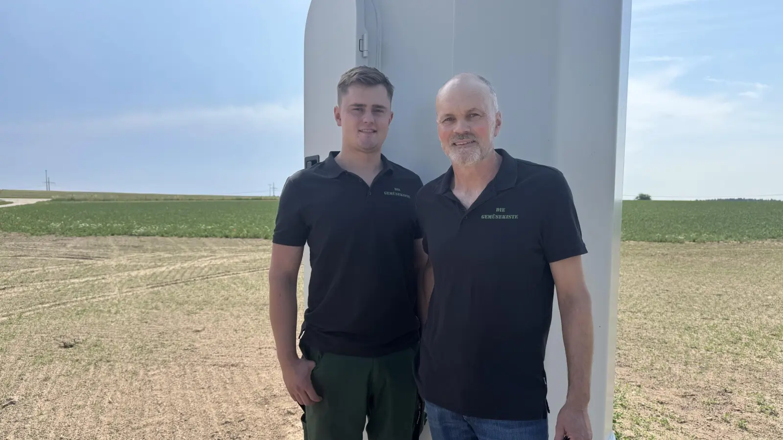 Johannes Fischer (20) und sein Vater Andreas Fischer (54) vom Team des Betriebes „Die Gemüsekiste” setzen auf Energieunabhängigkeit. (Foto: Lara Hausleitner)