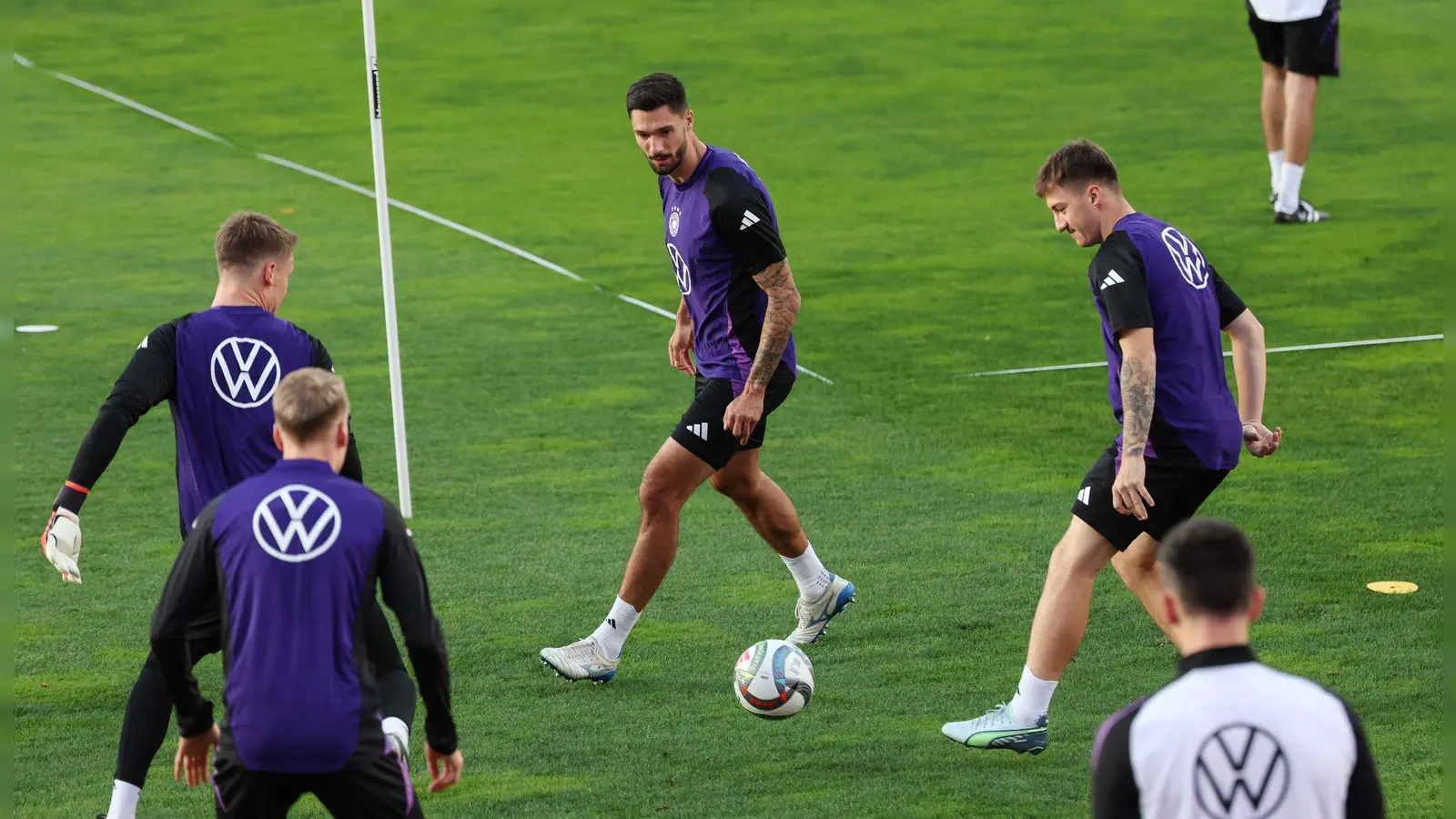 Tim Kleindienst (M), hier beim Abschlusstraining in Zenica, bestreitet sein erstes Länderspiel. (Foto: Christian Charisius/dpa)