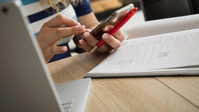 Attraktiver Nebenverdienst? Bei Stellenangeboten über Messengerdienste sollte man misstrauisch sein. (Foto: Christin Klose/dpa-tmn)