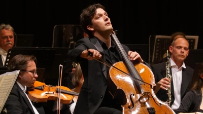 Die Jenaer Philharmonie gab zum ersten Mal in Ansbach ein Konzert. Mitgebracht als Solisten in Schumanns Cellokonzert hatte sie Maximilian Hornung, der seinen Part hingebungsvoll interpretierte. (Foto: Elke Walter)