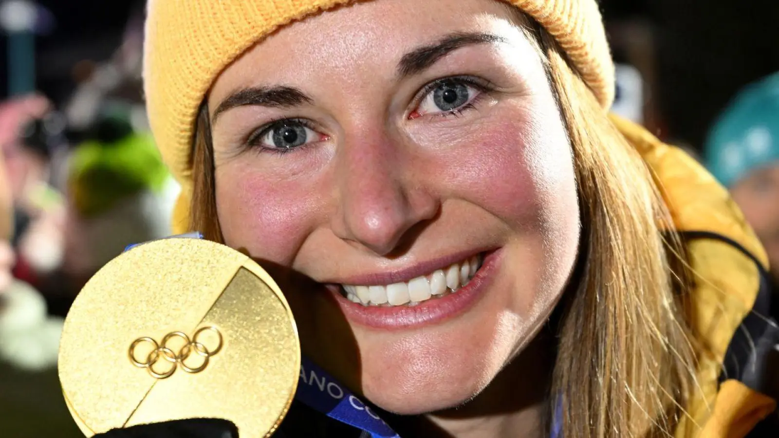 Nach dem Sturz-Drama in Peking kann Julia Taubitz mit Olympia-Gold wieder lachen.   (Foto: Robert Michael/dpa)