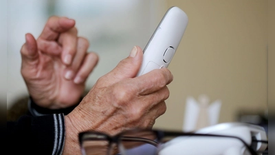 Die über 70-Jährige wählte seit Mai 2025 mehr als 300 Mal den Notruf. (Symbolbild) (Foto: Roland Weihrauch/dpa)