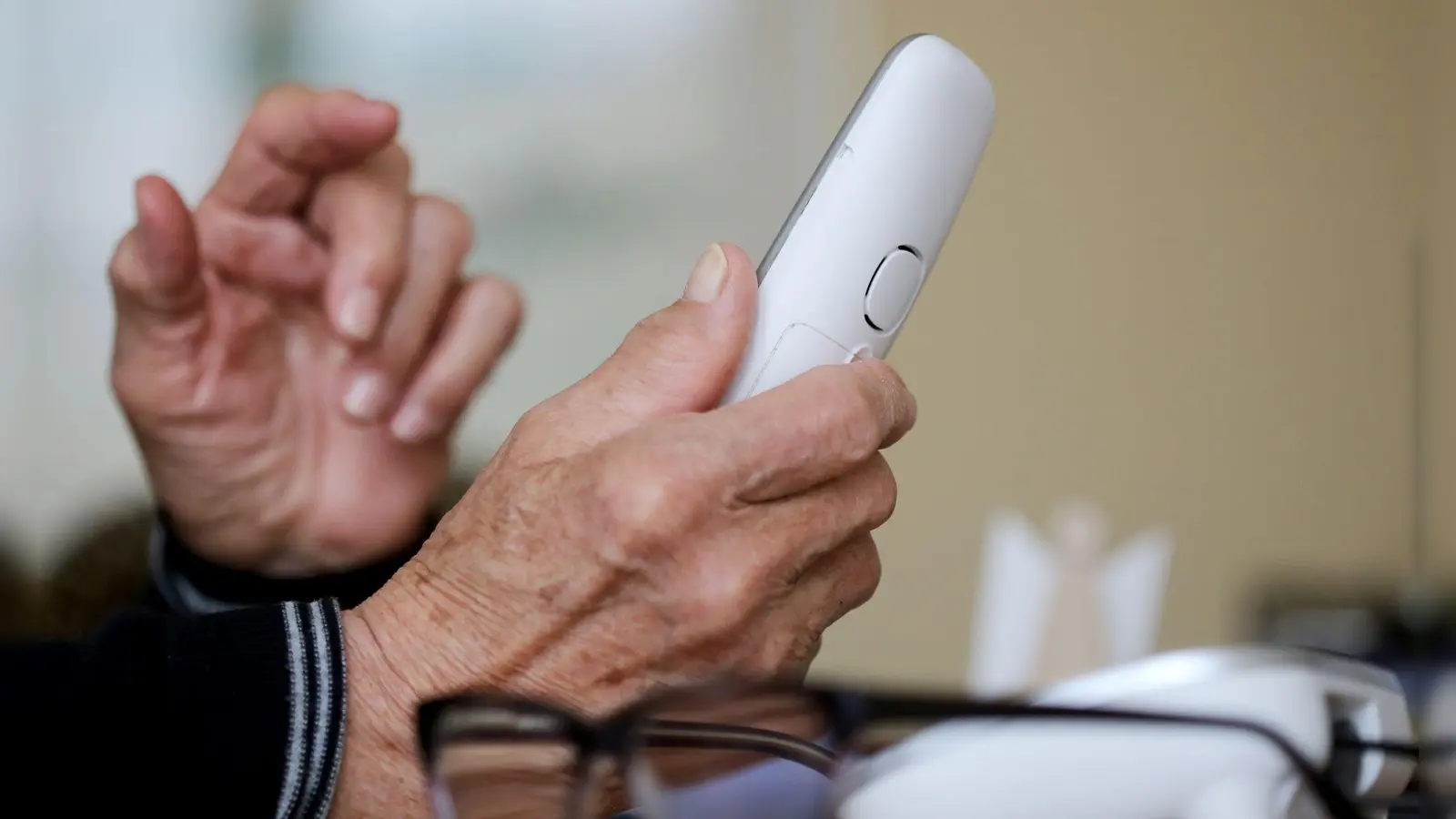 Die über 70-Jährige wählte seit Mai 2025 mehr als 300 Mal den Notruf. (Symbolbild) (Foto: Roland Weihrauch/dpa)