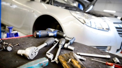 Die Reparaturkosten für Autos sind in den vergangenen Jahren sehr stark gestiegen, zum Leidwesen von Autofahrern und Versicherern. (Symbolbild) (Foto: Sina Schuldt/dpa)
