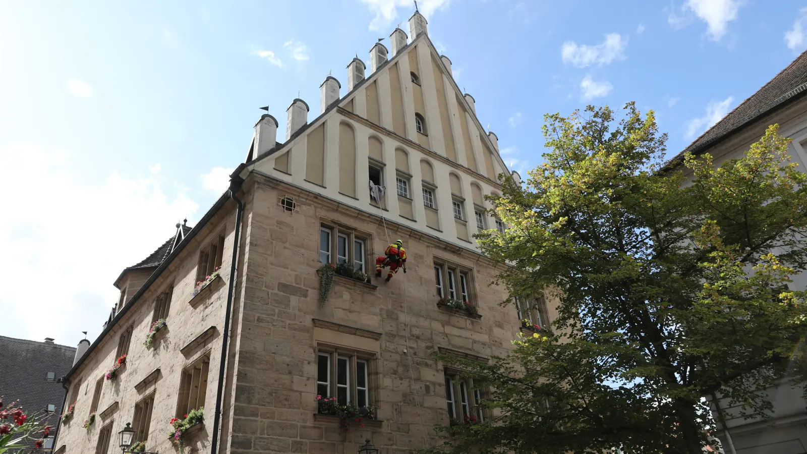 Aktive der Höhenrettungsgruppe seilen sich vom Stadthaus ab. (Foto: Zeynel Dönmez)