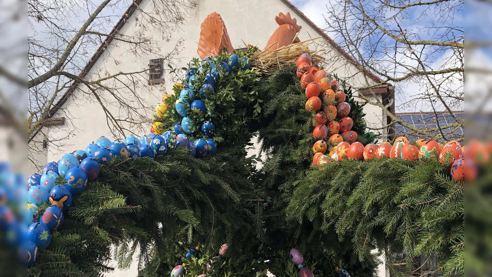 Der Obst- und Gartenbauverein Hennenbach hat wieder den kleinen Brunnen am Ring in dem Ansbacher Stadtteil geschmückt. Die Eier sind knallbunt und bemalt - mit Blümchen und Sonnen, abstrakten Kringeln, farbigen Punkten oder kleinen Hasen. Ganz oben thront ein Huhn. (Foto: Lara Hausleitner)