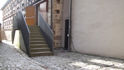 Der westliche, neue Aufgang der Feuchtwanger Stadthalle: Dort wird der Plattformlift fest angebracht. Nicht barrierefrei in diesem Bereich ist das Kopfsteinpflaster. Die Ausschussmitglieder beauftragte die Verwaltung, nach einer Lösung zu suchen. (Foto: Jasmin Kiendl)