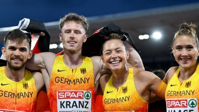 Die 4x100-Mixed-Staffel um Heiko Gussmann, Kevin Kranz, Gina Lückenkemper und Rebekka Haase (von links nach rechts) gewann EM-Silber. (Foto: Sven Hoppe/dpa)