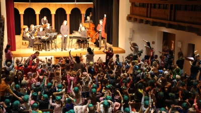 Die Stadthalle Kasten war eine große Manege, in der Zirkusdirektor Konstantin Kriesch (auf der Bühne ganz rechts) die Geschichte vom Karneval der Tiere erzählte. (Foto: Martina Haas)