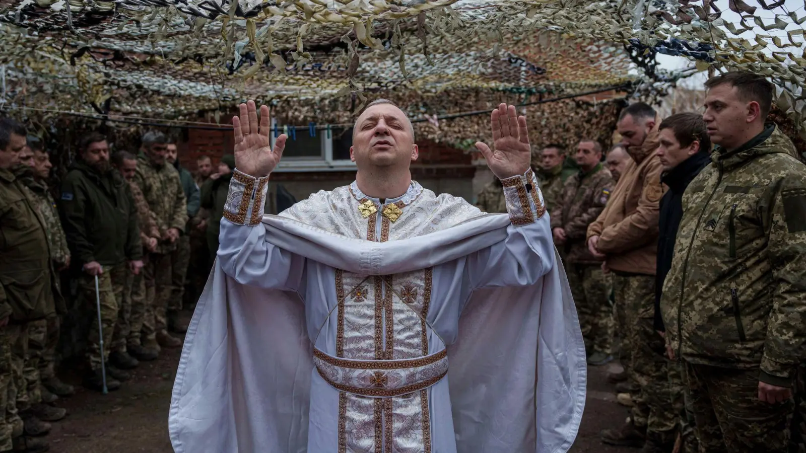 An der Front: Militärseelsorger Yurii hält Weihnachtsgottesdienst in Donezk (Foto: Evgeniy Maloletka/AP/dpa)