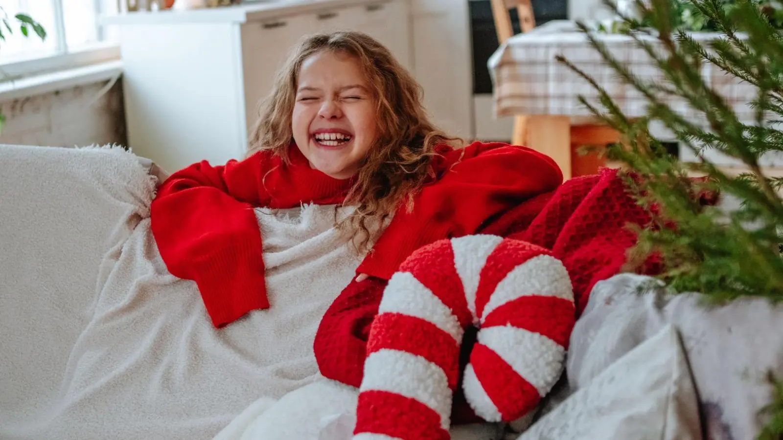 Vor lauter Vorfreude auf die Weihnachtstage sind Kinder oft ganz euphorisch. Auch wenn Eltern da Skepsis haben, sollten sie das Kind keinesfalls ernüchtern. (Foto: Maria Diachenko/Westend61/dpa-tmn)