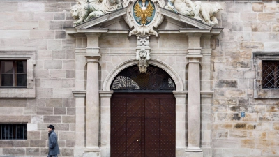 Experten der Stadt Nürnberg versuchen, den Angriff auf die Website abzuwehren. (Symbolbild) (Foto: Nicolas Armer/dpa)