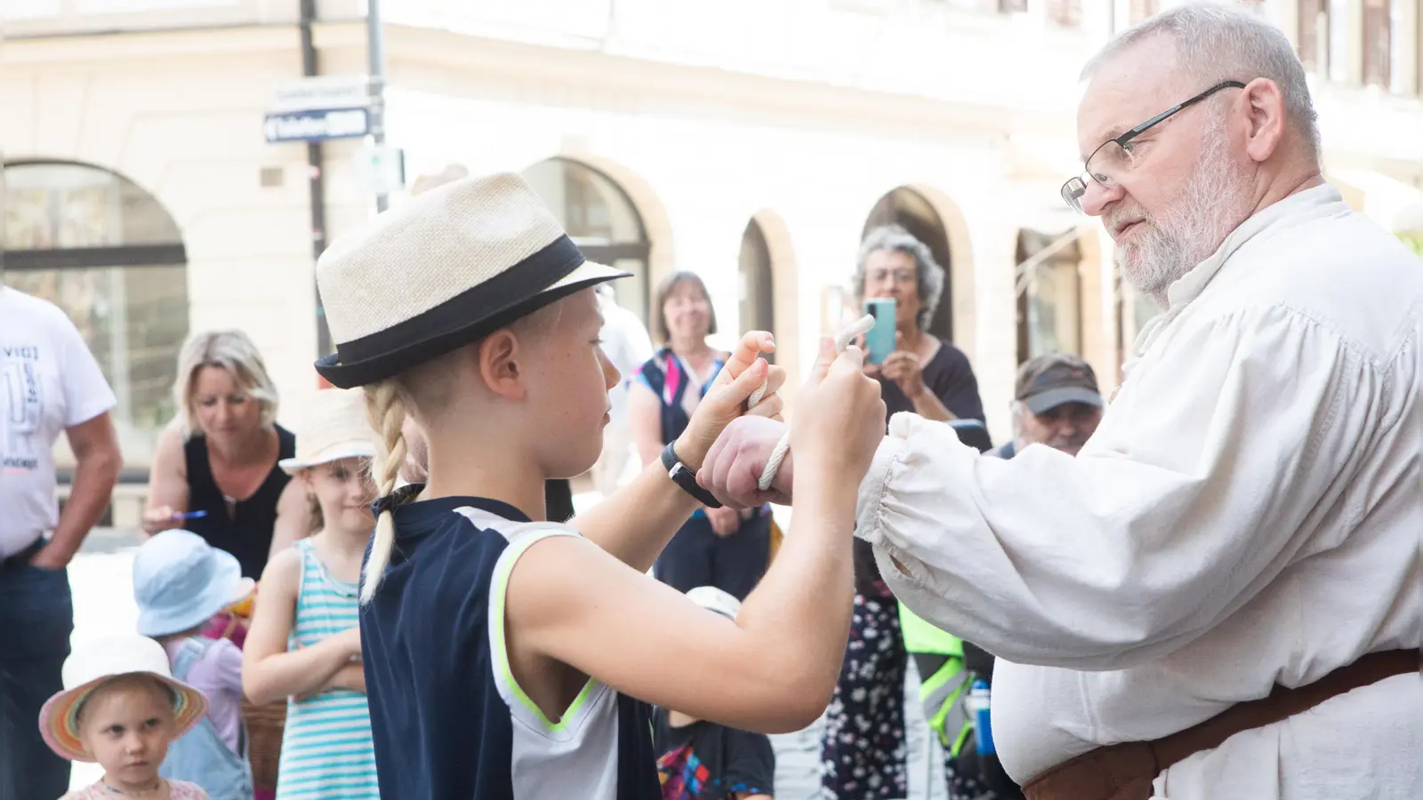 Wilfried Harloff verzaubert das Publikum mit seinen Kunststücken. (Foto: Evi Lemberger)