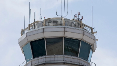Am Flughafen von Denver verloren die Lotsen kurzzeitig den Kontakt zu den Piloten (Symbolbild)  (Foto: Jenny Kane/AP/dpa)