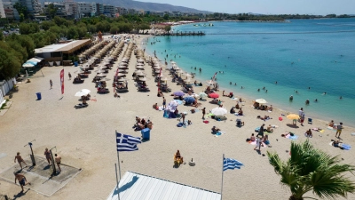 Menschen verbringen den Tag an einem Strand im Vorort Alimos in Athen. Der Tourismus in Griechenland hat im Vergleich zum Corona-Jahr 2021 ernorm zugelegt. (Foto: Yorgos Karahalis/AP/dpa)