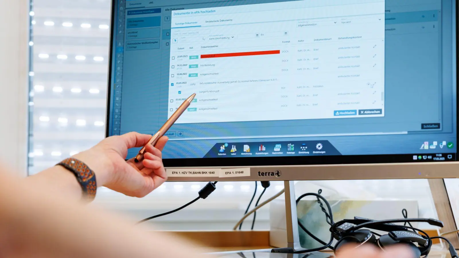 Die E-Patientenakte soll zum Alltag werden. (Archivbild) (Foto: Daniel Karmann/dpa)