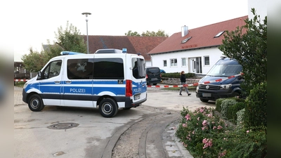 Nach der Tat sperrte die Polizei das Wohnhaus des mutmaßlichen Täters für die Ermittlungen ab. (Archivbild) (Foto: Daniel Löb/dpa)