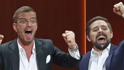 Die beiden Entertainer Joko und Klaas starten mit einer Neujahrsgala in das Jahr 2025. (Archivbild) (Foto: Daniel Karmann/dpa)