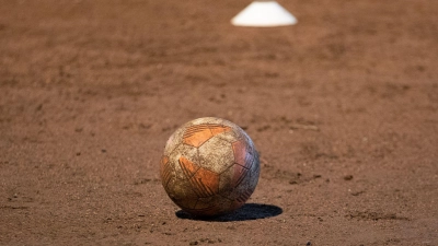 Nach einem Jugend-Fußballspiel ist es im Landkreis Ansbach zu Handgreiflichkeiten gekommen - die nun am Amtsgericht verhandelt wurden. (Symbolbild: Friso Gentsch/dpa)