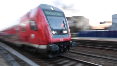 Bei den Auswertungen der Handys fand die Bundespolizei Aufnahmen weiterer gefährlicher Aktionen. (Symbolbild) (Foto: Felix Kästle/dpa)