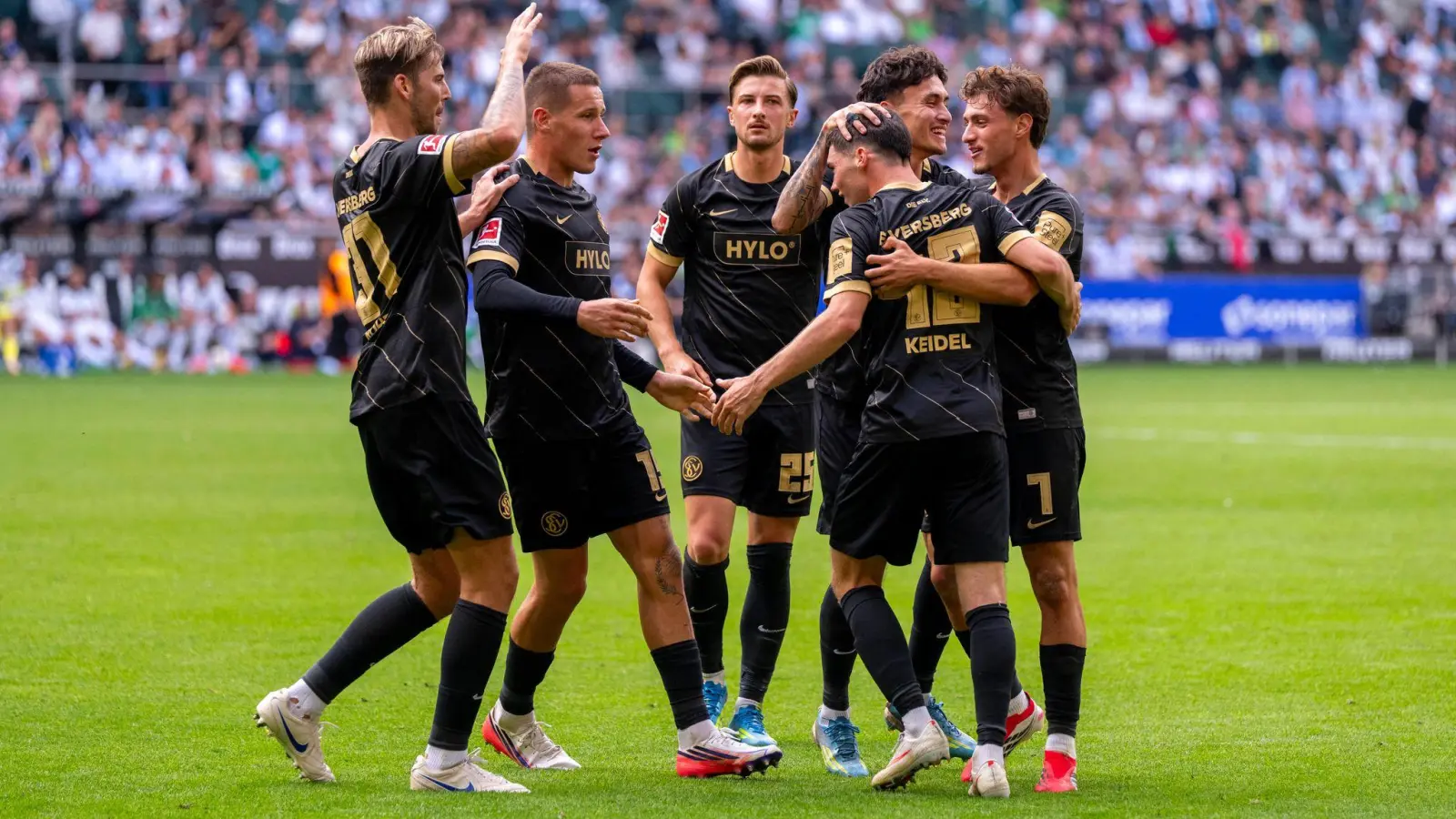 Liga-Neuling Elversberg bot beim 4:3-Sieg in Gladbach ein Spektakel. (Foto: David Inderlied/dpa)