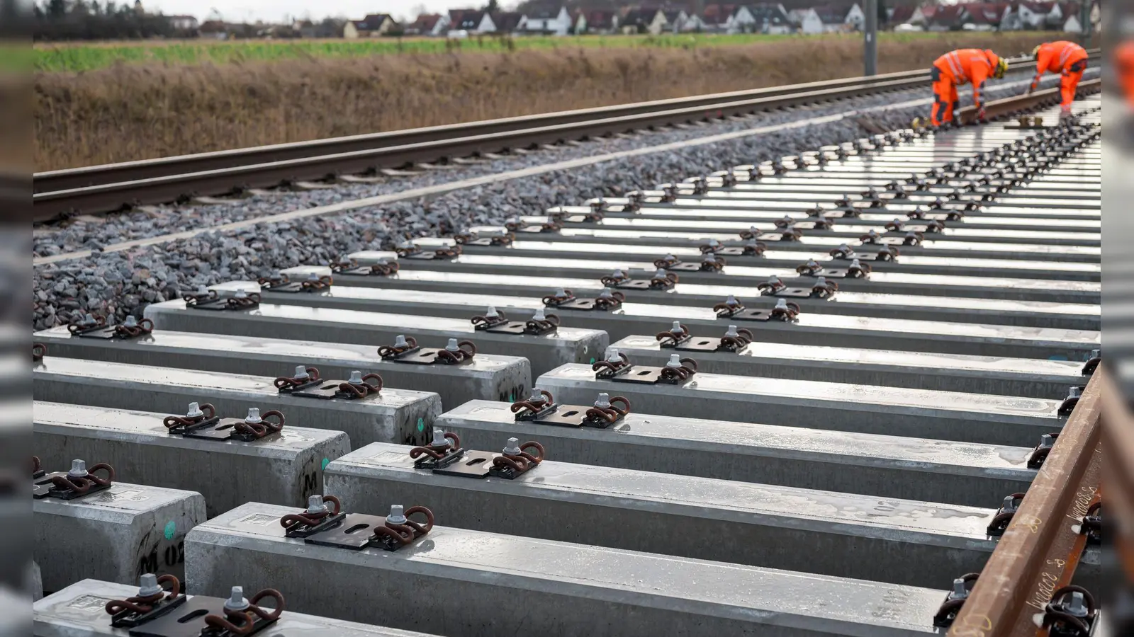 Würde die Bahnstrecke nicht voll gesperrt werden, würde das die Bauarbeiten laut der Bundesnetzagentur beträchtlich verlängern. (Foto: Daniel Vogl/dpa)