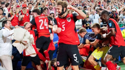 Pure Ekstase: Mit dem 3:3 qualifizierten sich die Österreicher in letzter Minute für das Sechzehntelfinale. (Foto: Georg Hochmuth/APA/dpa)
