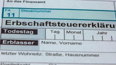 Wer erbt oder Vermögen geschenkt bekommt, muss Steuern zahlen - jedenfalls ab einer Freigrenze. (Symbolbild) (Foto: Jens Büttner/dpa)